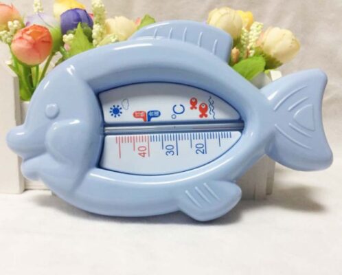 Sử dụng nhiệt kế để đo nước và nhiệt độ phòng tắm cho trẻ sơ sinh
